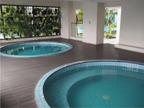 Piscine couverte, piscine extérieure