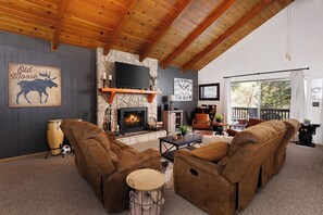 Smart TV, fireplace - Fenced lot, 1/4 Acre Lot & EV Charger (Running Springs)