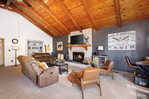Smart TV, fireplace - Fenced lot, 1/4 Acre Lot & EV Charger (Running Springs)
