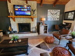 Smart TV, fireplace - Fenced lot, 1/4 Acre Lot & EV Charger (Running Springs)