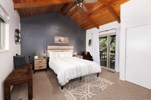 3 bedrooms, iron/ironing board, free WiFi, bed sheets - Fenced lot, 1/4 Acre Lot & EV Charger (Running Springs)