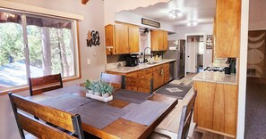 Dining - Fenced lot, 1/4 Acre Lot & EV Charger (Running Springs)