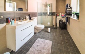 Shower - Nice home in Hörby with house a panoramic view (Hörby)