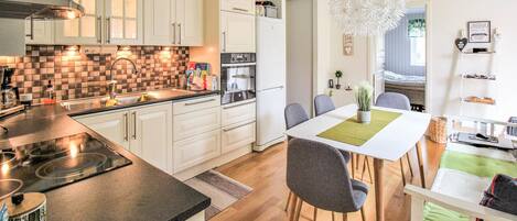 Fridge, oven, stovetop, dishwasher