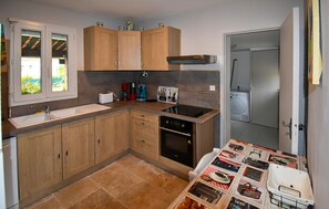 Wasserkocher mit Kaffee-/Teezubehör, Kühlschrank, Mikrowelle, Ofen