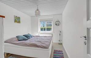 3 bedrooms, iron/ironing board, travel cot, free WiFi