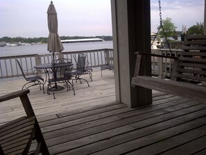 Outdoor dining - Beautiful condo on the water (Ridgeland)