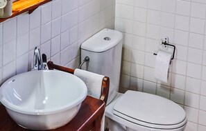 Shower - Nice home in Estepa with swimming pool (Estepa)