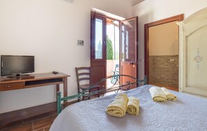 4 bedrooms, travel crib, free WiFi, bed sheets