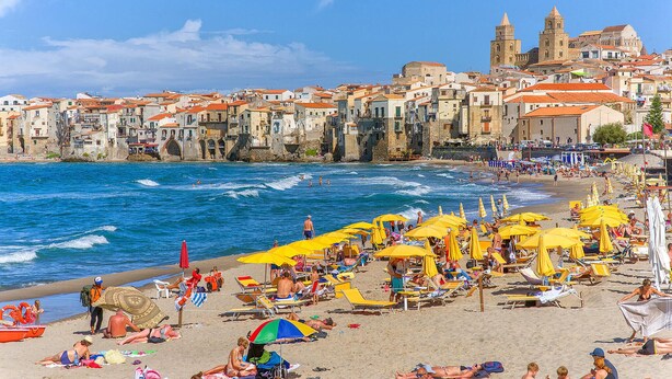 A beach with yellow umbrellas and people sunbathing. - Beautiful home in Caccamo (Caccamo)