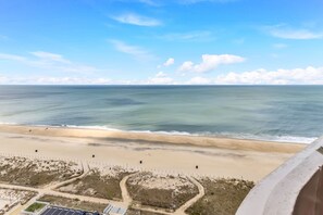 On the beach - Charming Oceanfront Condo, 2 Open private balconies (Ocean City)
