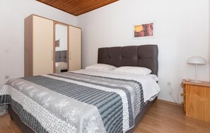 3 bedrooms, free WiFi, bed sheets
