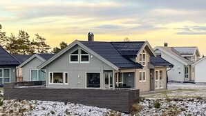 A row of modern houses with gabled roofs and large windows, set in a residential area with a clear sky. - 4 bedroom amazing home in Færvik (Færvik)