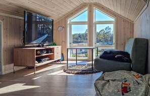 Fernseher, Kamin, Stereoanlage