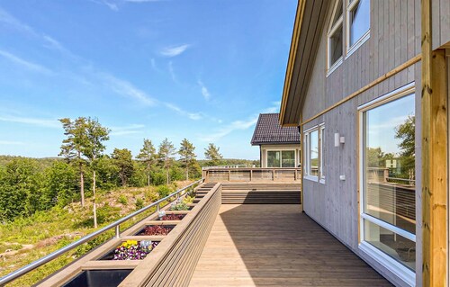 4 bedroom amazing home in Færvik