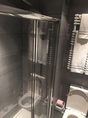 Douche, baignoire à jets, sèche-cheveux, chaussons
