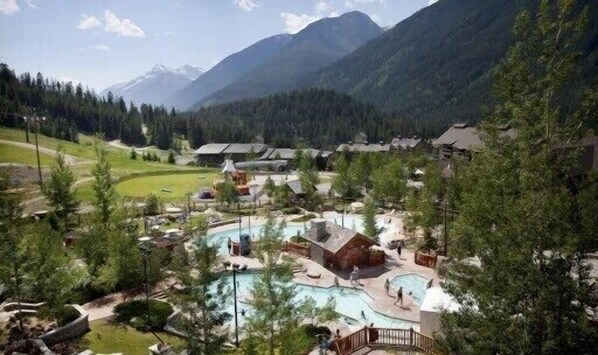 Alberca al aire libre y alberca climatizada