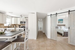 3 habitaciones, escritorio, tabla de planchar con plancha y wifi gratis 