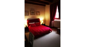 4 chambres, bureau, fer et planche Ă repasser, lit parapluie