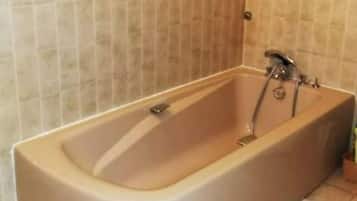 Banyera, assecador de cabells, tovalloles i sabó