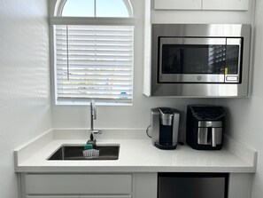 Kühlschrank, Mikrowelle, Wasserkocher mit Kaffee-/Teezubehör