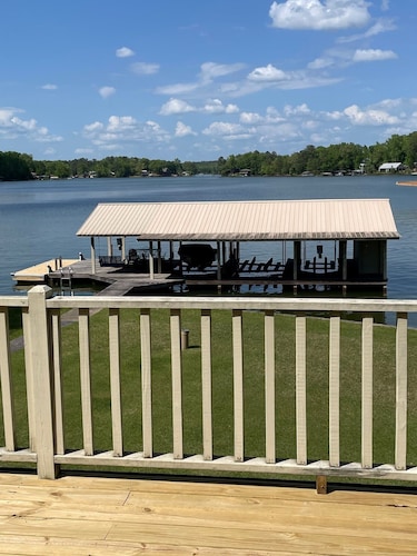 Vacation Getaway on Lake Martin only 35 minutes from Auburn