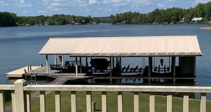 Vacation Getaway on Lake Martin only 35 minutes from Auburn