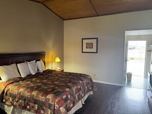 Standard Single Room | Desk, free WiFi, bed sheets - Town & Country Motel (Clinton)