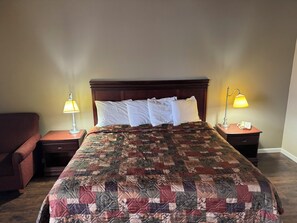 Standard Single Room | Desk, free WiFi, bed sheets - Town & Country Motel (Clinton)