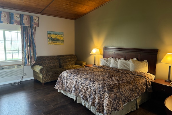 Standard Single Room | Bathroom | Bathtub, towels, soap, shampoo