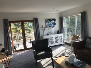 Smart TV - Quality Family Home close to bush and city (Wellington)