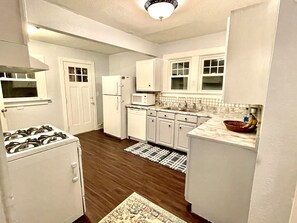 Réfrigérateur, micro-ondes, plaque de cuisson