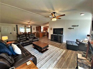 Een televisie, een open haard, tafelvoetbal en een tafeltennistafel