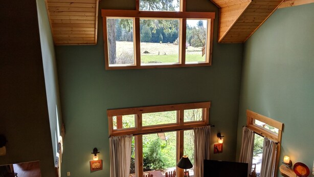 Una sala de estar acogedora con una televisión grande, muebles de madera y una chimenea.