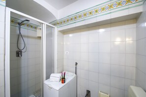 Een douche, een haardroger, een bidet, handdoeken