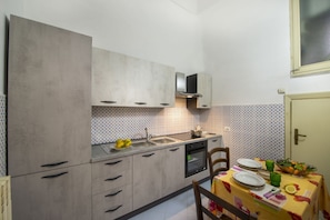 Fridge, oven, stovetop, coffee/tea maker