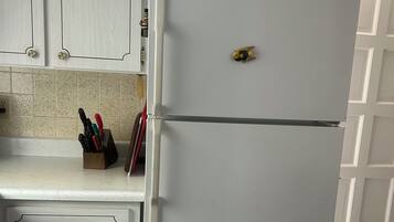 Fridge, oven, stovetop, coffee/tea maker