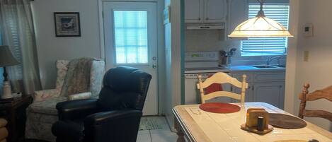 Refrigerador, horno, parrilla de estufa y cafetera y tetera