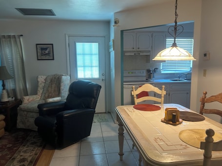 Fridge, oven, stovetop, coffee/tea maker. Clean and Cozy in downtown Sebring