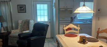 Clean and Cozy in downtown Sebring