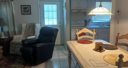 Clean and Cozy in downtown Sebring