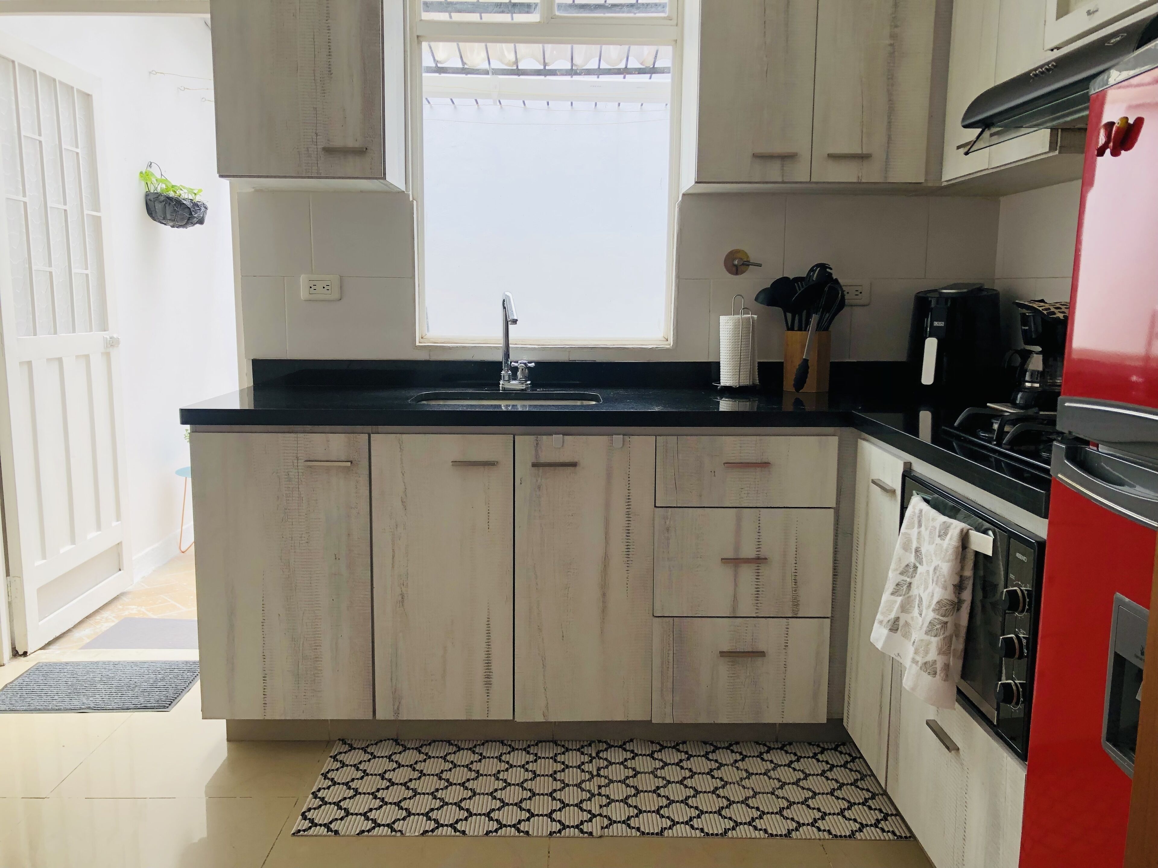 Kühlschrank, Mikrowelle, Ofen, Wasserkocher mit Kaffee-/Teezubehör