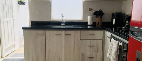 Een koelkast, een magnetron, een oven, een koffiezetapparaat/waterkoker