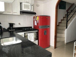 Réfrigérateur, four à micro-ondes, un four, cafetière-théière