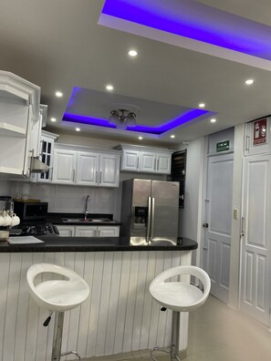 Kylskåp, mikrovågsugn, spishäll och mixer