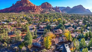 A residential area with houses surrounded by trees and a mountain range in the background. - Hiker's Haven - The Start of a Beautiful, Adventurous and Peaceful Vacation (Sedona)