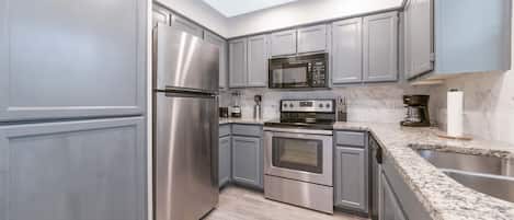 Refrigerador, microondas, horno y parrilla de estufa