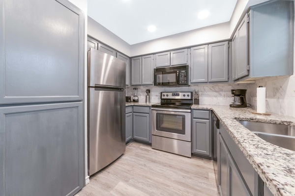 Réfrigérateur, micro-ondes, four, plaque de cuisson