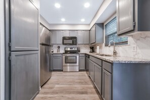 Refrigerador, microondas, horno y parrilla de estufa