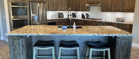 Kjøleskap, mikrobølgeovn, ovn og kokeplater